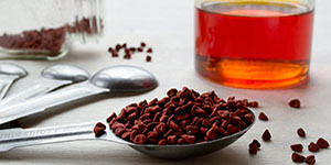 Hướng dẫn cách dùng bột hạt điều đỏ chế dầu để giúp món ăn hấp dẫn lên bội phần